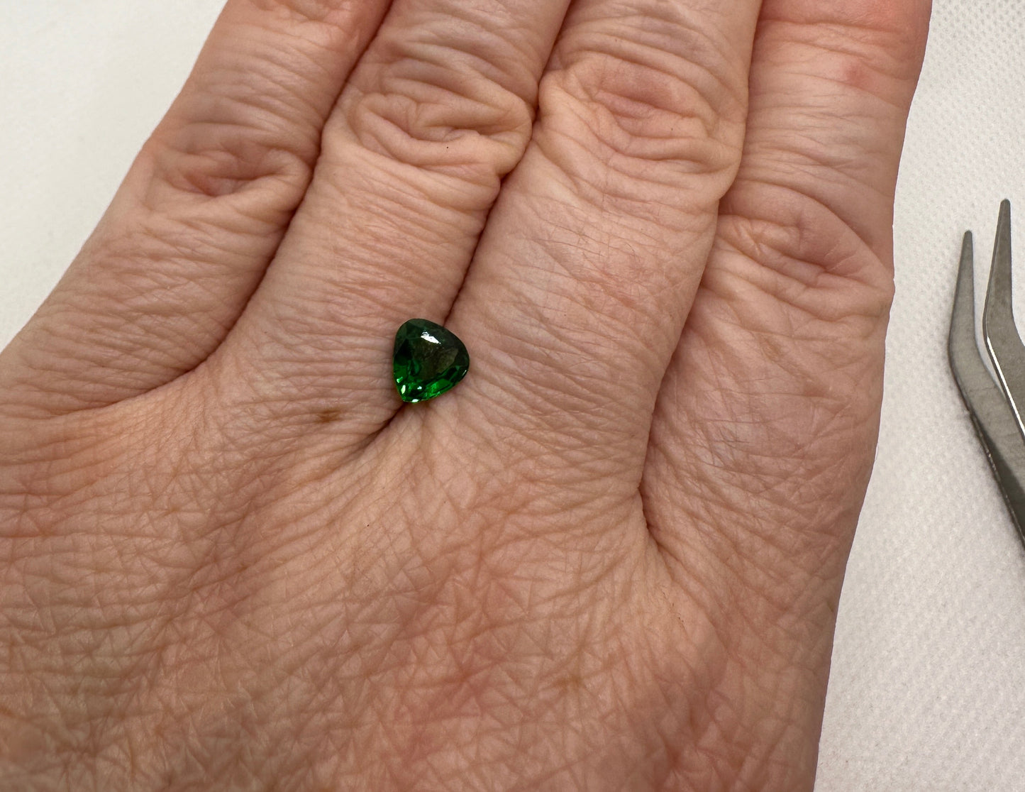 Very fine tsavorite garnet pear - approx 1.1 carat