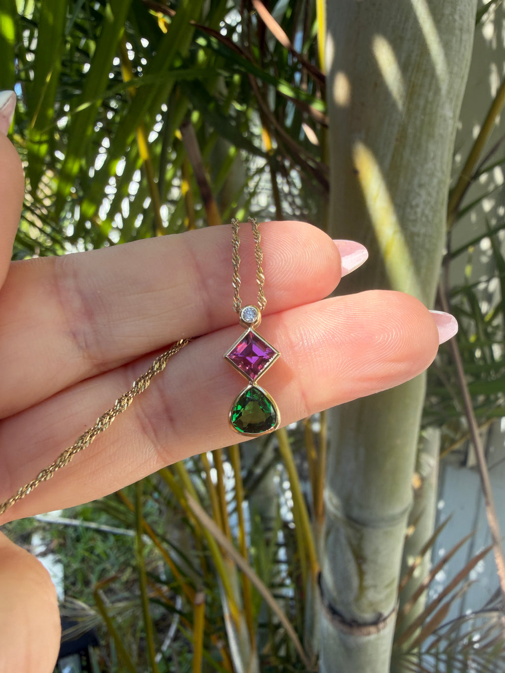 Very fine natural tsavorite garnet pear with rhodolite and diamond pendant - approx 1.1 carat tsavorite