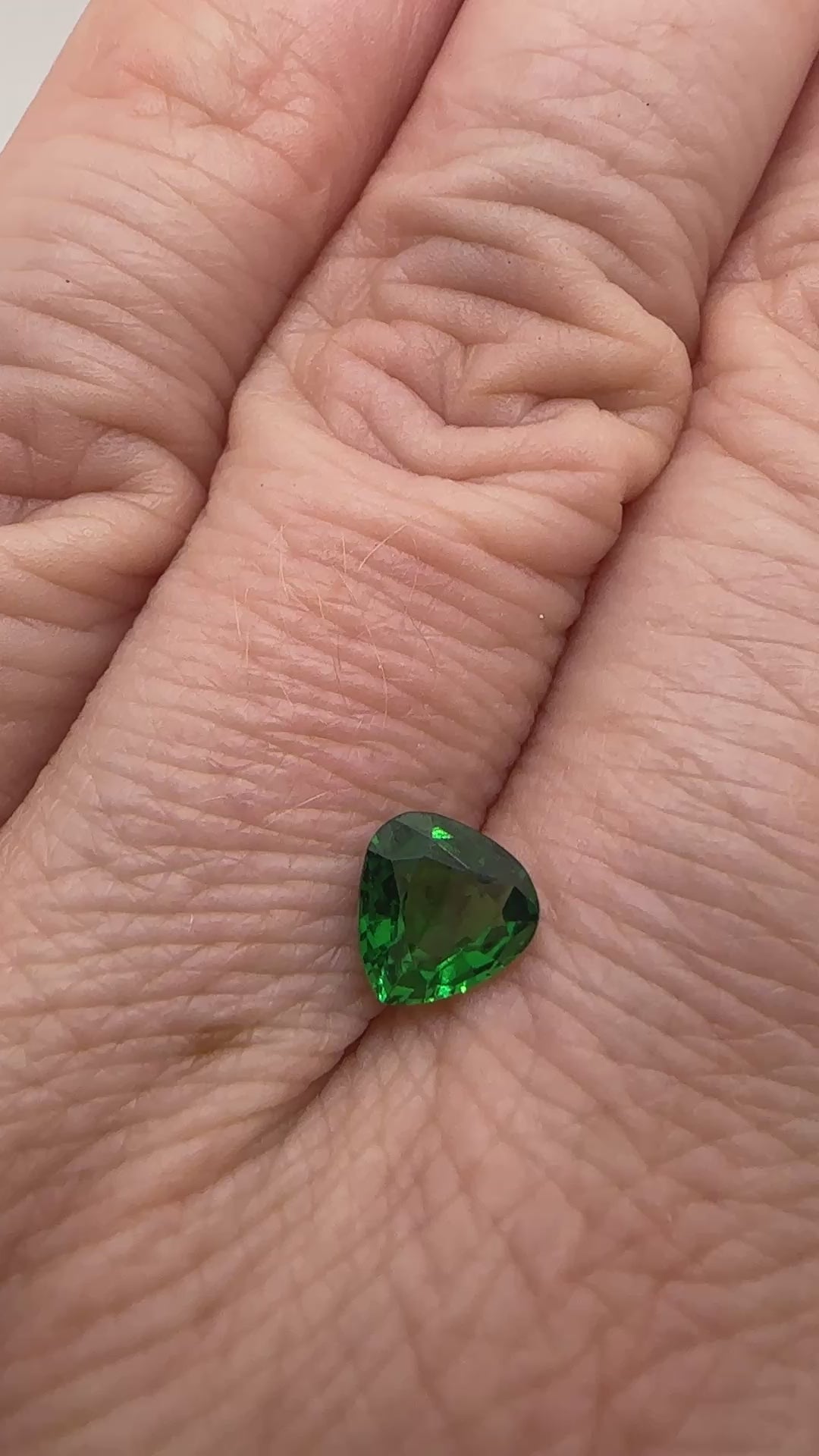 Very fine tsavorite garnet pear - approx 1.1 carat