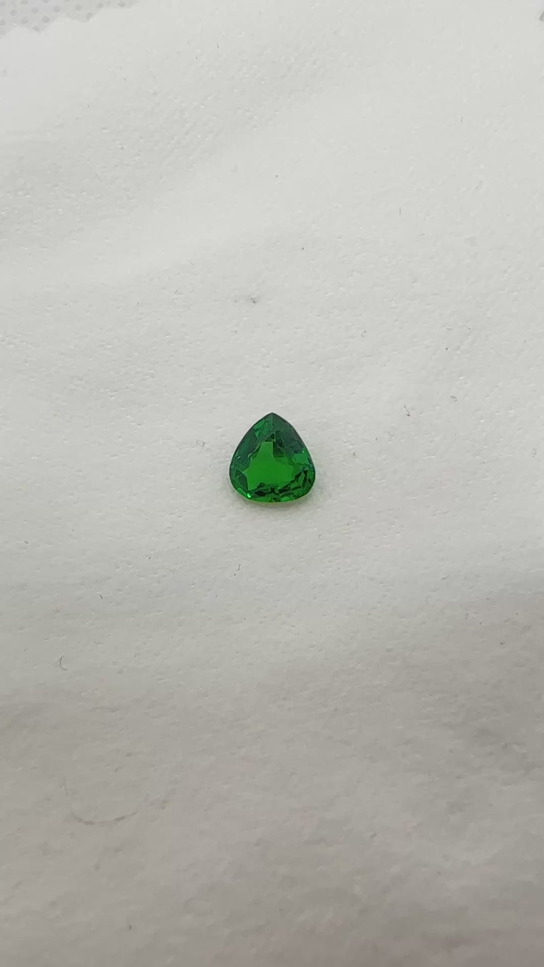 Very fine tsavorite garnet pear - approx 1.1 carat